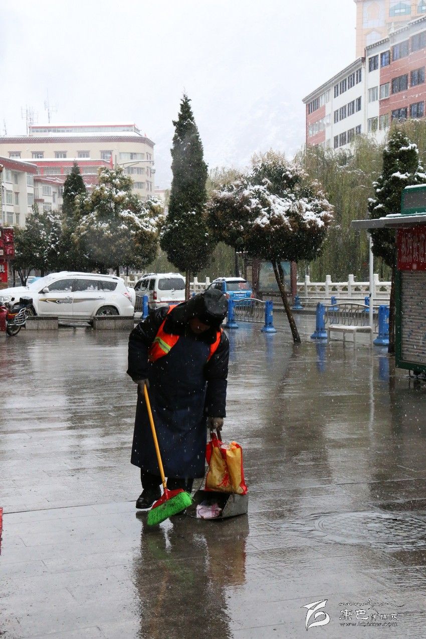 康定下了第一場(chǎng)雪