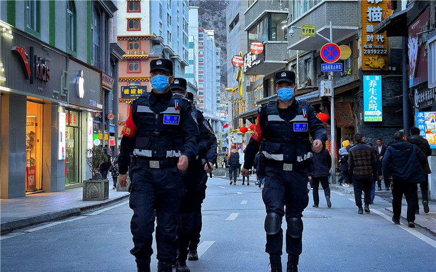 民警在街頭.jpg