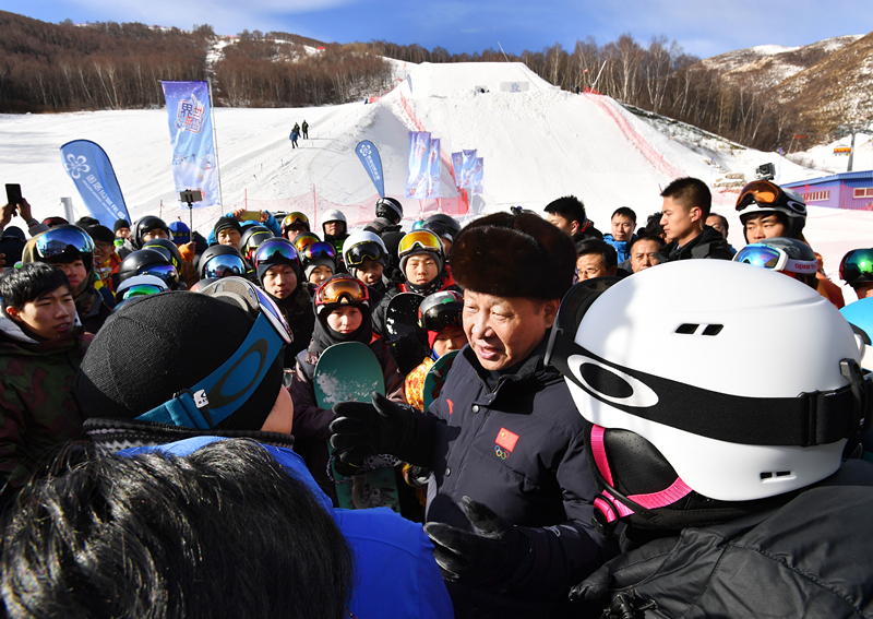 2017年1月23日，習近平總書記在云頂滑雪場同正在集訓的國家滑雪隊運動員及滑雪愛好者親切交談。