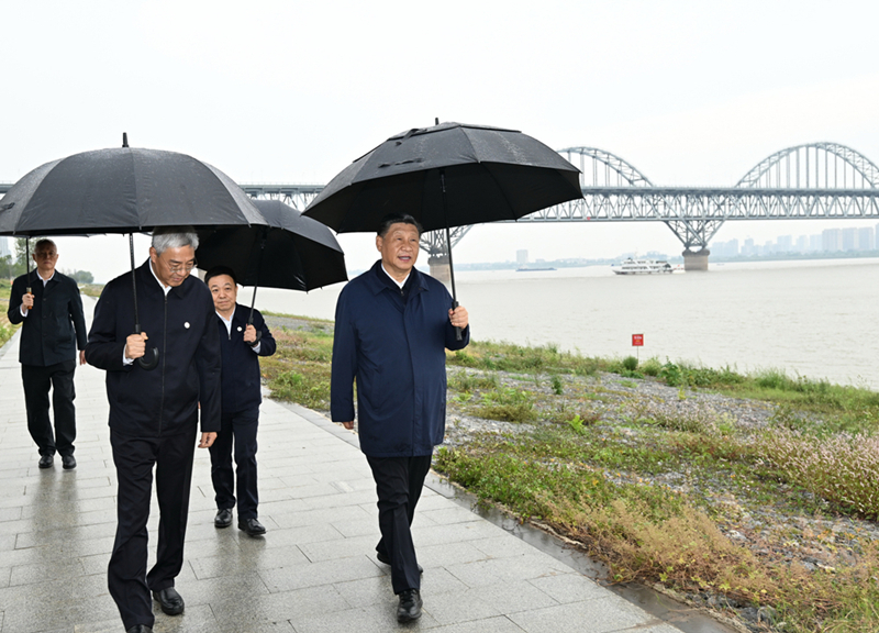 2023年10月10日，習(xí)近平在長江國家文化公園九江城區(qū)段考察時，冒雨沿江堤步行察看沿岸風(fēng)貌。