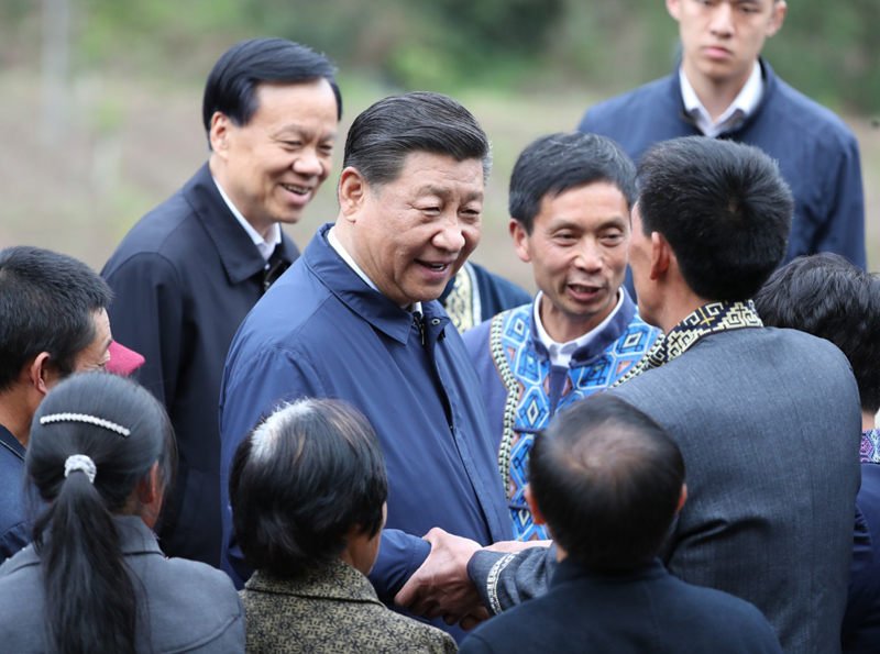 2019年4月15日至17日，中共中央總書記、國家主席、中央軍委主席習(xí)近平在重慶考察，并主持召開解決“兩不愁三保障”突出問題座談會(huì)。這是4月15日下午，習(xí)近平在石柱土家族自治縣中益鄉(xiāng)華溪村同村民親切交流。新華社記者 丁海濤 攝