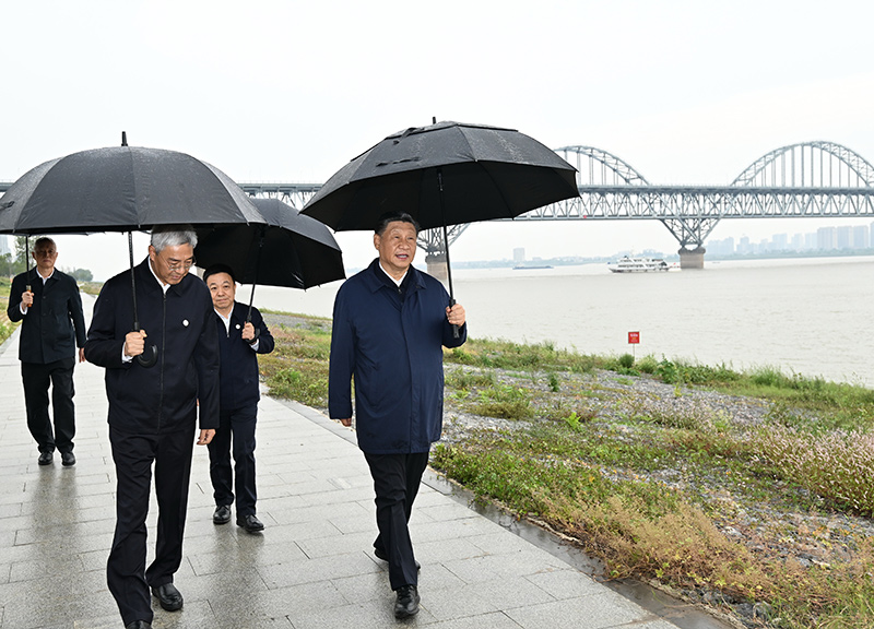 2023年10月10日至13日，中共中央總書記、國家主席、中央軍委主席習近平在江西考察。這是10日下午，習近平在長江國家文化公園九江城區(qū)段考察時，冒雨沿江堤步行察看沿岸風貌。新華社記者 謝環(huán)馳 攝