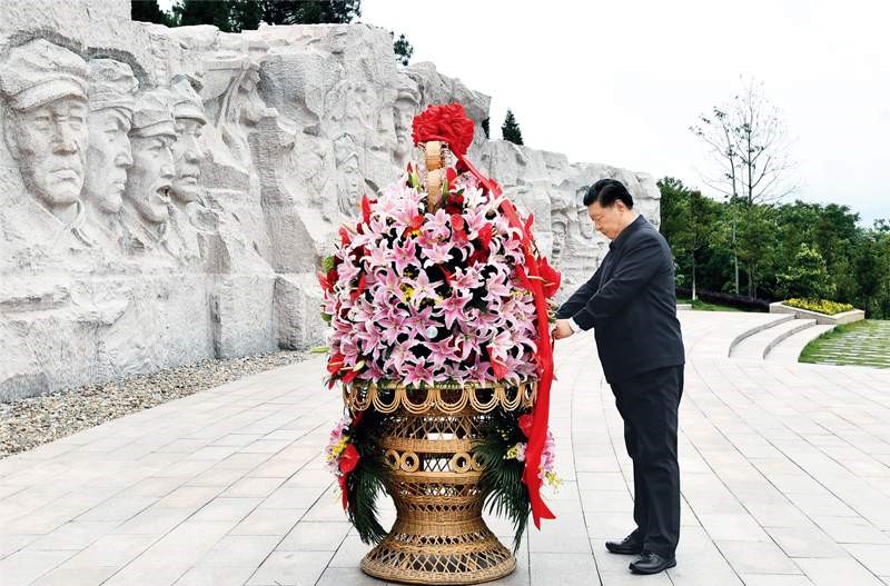 2021年4月25日至27日，中共中央總書記、國家主席、中央軍委主席習(xí)近平在廣西考察。這是25日上午，習(xí)近平在位于桂林市全州縣的紅軍長征湘江戰(zhàn)役紀(jì)念園，向湘江戰(zhàn)役紅軍烈士敬獻(xiàn)花籃。 新華社記者 謝環(huán)馳/攝