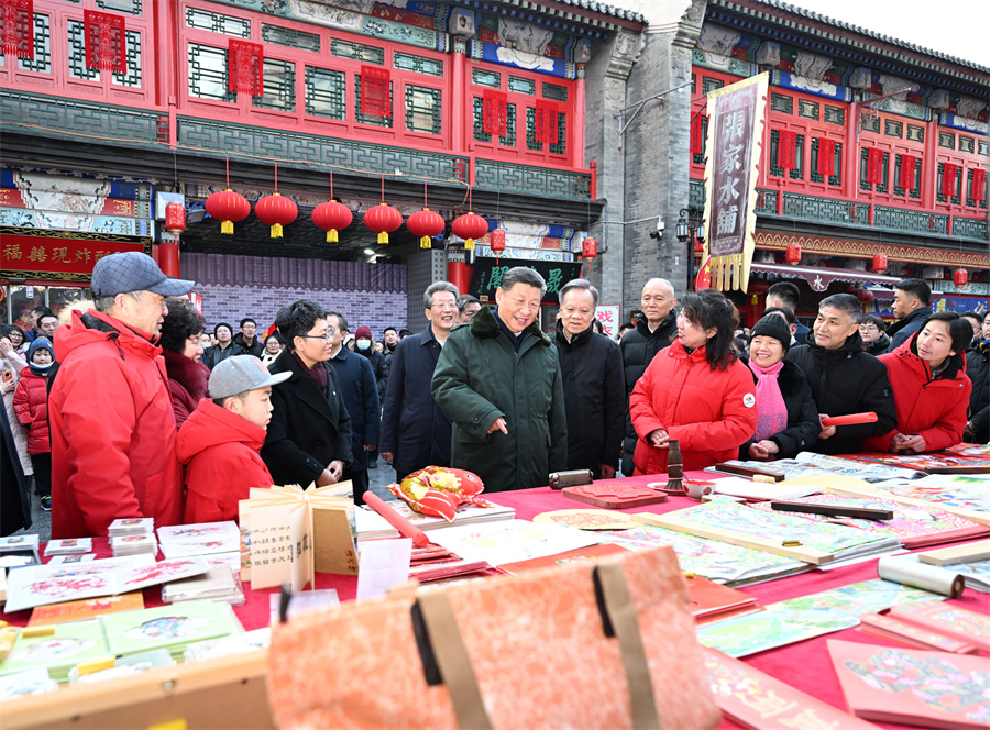 2024年2月1日下午，習(xí)近平在天津古文化街考察時(shí)，同店鋪員工和現(xiàn)場群眾互動交流。新華社記者 謝環(huán)馳 攝