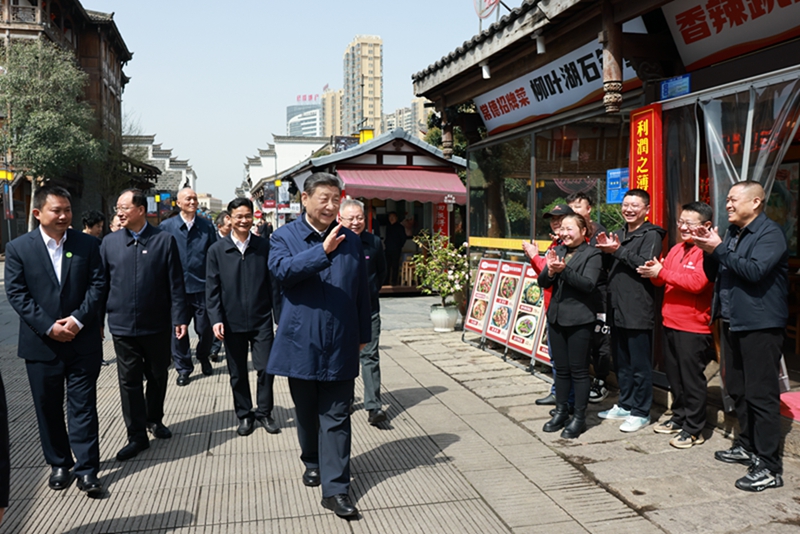 2024年3月19日上午，習(xí)近平在常德河街考察時(shí)，同店主和游客親切交流。新華社記者 王曄 攝